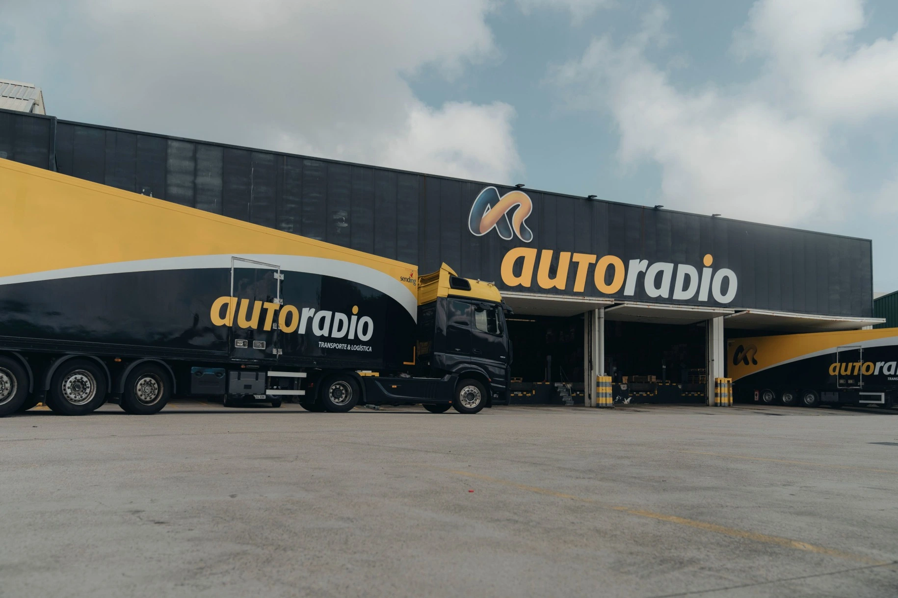 Artigo A Auto Radio acelera a marcação dos seus armazéns e elimina incidências com a solução Brother Safety